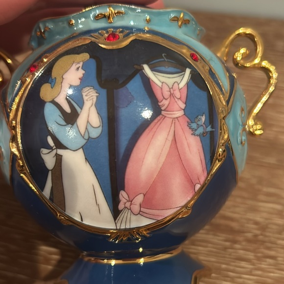 Cinderella 50th anniversary collectors music box - Picture 9 of 9